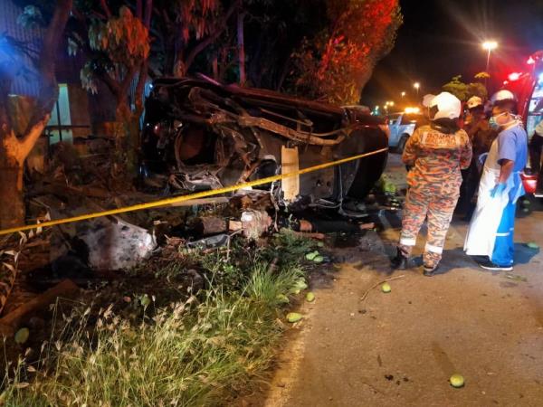 在KK，一辆汽车撞上电线杆和树木，造成2人死亡，5人受伤