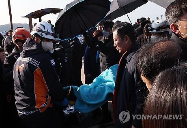 Opposition leader Lee Jae-myung is transferred to a hospital after he was stabbed in the neck during a visit to the southeastern port city of Busan on Jan. 2, 2024. (Yonhap) 