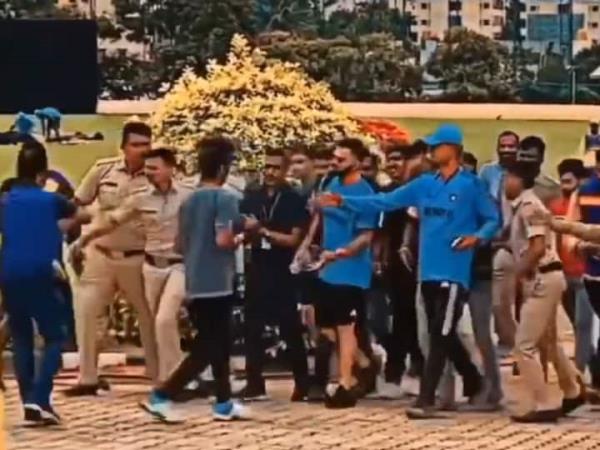 在科利从体育场出来后，球迷们在班加罗尔的阿鲁尔高呼Virat Virat