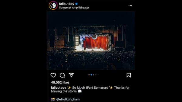 “除了粗鲁威斯康星州演唱会失败后，Fall Out Boy的粉丝要求退款