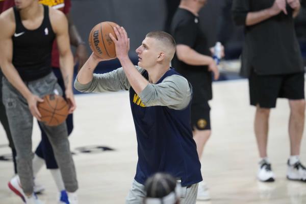 在法国网球公开赛上忙碌的德约科维奇，在NBA总决赛上密切关注着同胞尼古拉·约基奇