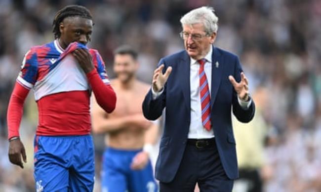 Roy Hodgson talks to the Crystal Palace player Eberechi Eze. 