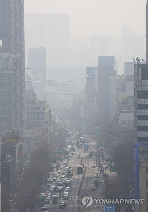 The Seoul sky is blanketed with the first yellow dust of the year on March 17, 2024. (Yonhap)