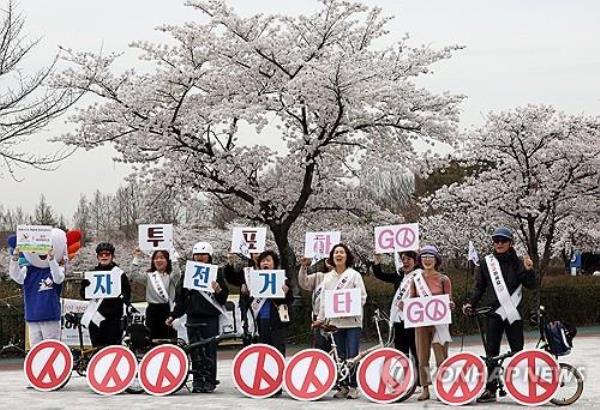 Members of a bike club stage a campaign to promote voter participation in the April 10 general elections at a park in Gwangju, 267 kilometers south of Seoul, on April 2, 2024. (Yonhap)