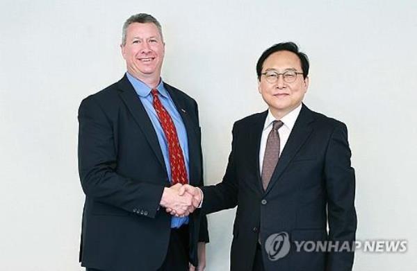 In this file photo provided by the Ministry of Trade, Industry and Energy, Trade Minister Cheong In-kyo (R) poses with Dan Shine, a senior vice president of Thermo Fisher Scientific Inc., in Washington on March 14, 2024. (PHOTO NOT FOR SALE) (Yonhap)
