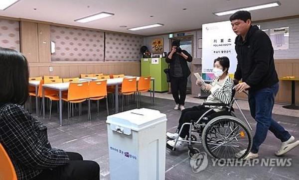A disabled person casts a ballot at a rehabilitation facility in Suwon, 30 kilometers south of Seoul, on April 3, 2024, the last day of residential voting for the physically challenged, a week ahead of the general elections. (Pool photo) (Yonhap)