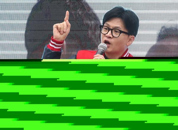 Han Dong-hoon, the leader of the ruling People Power Party, appeals for support from voters in the city of Chungju, 100 kilometers southeast of Seoul, on April 3, 2024. (Pool photo) (Yonhap)