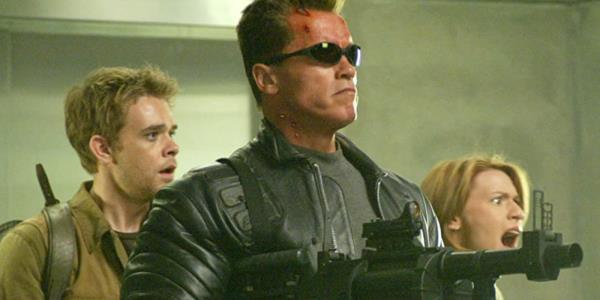 Terminator 3: Rise of The Machines Arnold Schwarzenegger as the Terminator with a weapon