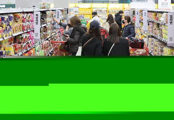 Shoppers purchase groceries at a supermarket in Seoul on March 21, 2024. (Yonhap)